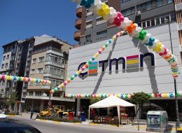 Bandırma Çetmen Mobilya Yıl Dönümü Organizasyonu bandirma cetmen mobilya yil donumu organizasyonu 10 İzmir Organizasyon Bandırma Çetmen Mobilya yıl dönümü organizasyonu, birçok etkinlikle İzmir Organizasyon şirketimiz tarafından gerçekleştirildi. Açılış organizasyonu, açılış organizasyonu benzeri yıl dönümü organizasyonu, avm etkinlikleri ve organizasyon alanında 2004 yılından bugüne hizmet veren İzmir Organizasyon firmamız bu kez Bandırma'ya ulaşarak Çetmen Mobilya'nın yıl dönümü organizasyonuna imza attı. Önceki çalışmalarımızdan da yola çıkarak yıl dönümü organizasyonunda yer vereceğimiz hizmetleri detaylandırdık. Temmuz ayının son Cumartesi günü organizasyonu gerçekleştirmek üzere planlamalarımızı yaptık. Bandırma Çetmen Mobilya yıl dönümü organizasyonu için yer vereceğimiz ekipmanların hazırlıklarına başladık. Balon süsleme, kokteyl ikramları, ekipman temini, garson, karşılama hostesi, sunucu ve daha birçok personel ve ekipman tedariğimizi gerçekleştirdik. Organizasyon tarihinden önce tüm hazırlıklarımızı tamamladık. Bandırma Çetmen Mobilya yıl dönümü organizasyonu tarihi yaklaştığında ise teknik ekibimiz alandaki hazırlıklar için İzmir Buca'da ki İzmir Organizasyon ofisinden erken saatlerde yola çıktı. Yaklaşık 3 saatlik yolculuğun ardından Bandırma'ya ulaştığımızda ise ekipmanlarımızı araçlarımızdan indirerek işe başladık. Kurumsal Firma Yıl Dönümü Organizasyonu