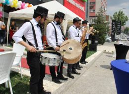 Bando Ekibi ve Bando Takımı Kiralama bando ekibi ve bando takimi kiralama 1 İzmir Organizasyon Bando ekibi ve bando takımı kiralama ve daha birçok hizmet ile İzmir Organizasyon firması olarak, eğlence sektörüne getirdiğimiz yeniliklerle, sıra dışı ve keyifli organizasyon hizmetleri sunmaya devam ediyoruz. Çeşitli organizasyonlar da tercih edebileceğiniz, eğlenceli bir müzik hizmeti olan bando ekibi ve bando takımı kiralama hizmetimizden yararlanabilirsiniz. Bando ekibi veya bando takımı; en az 4 müzisyenden oluşan, genellikle vurmalı ve üflemeli enstrümanlar çalan, organizasyon konseptine uygun kostümlerle keyifli bir müzik dinletisi veren animasyonlu müzisyen grubudur. Açılış organizasyonu, doğum günü organizasyonu, şenlik ve festival etkinlikleri, yılbaşı etkinlikleri ve düğün organizasyonu gibi eğlence organizasyonlarında, bando ekibi ve bando takımı kiralama hizmetimizden yararlanabilirsiniz. Açılış Organizasyonu Bando Ekibi Kiralama