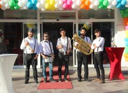 Bando Ekibi ve Bando Takımı Kiralama bando ekibi ve bando takimi kiralama 4 İzmir Organizasyon Bando ekibi ve bando takımı kiralama ve daha birçok hizmet ile İzmir Organizasyon firması olarak, eğlence sektörüne getirdiğimiz yeniliklerle, sıra dışı ve keyifli organizasyon hizmetleri sunmaya devam ediyoruz. Çeşitli organizasyonlar da tercih edebileceğiniz, eğlenceli bir müzik hizmeti olan bando ekibi ve bando takımı kiralama hizmetimizden yararlanabilirsiniz. Bando ekibi veya bando takımı; en az 4 müzisyenden oluşan, genellikle vurmalı ve üflemeli enstrümanlar çalan, organizasyon konseptine uygun kostümlerle keyifli bir müzik dinletisi veren animasyonlu müzisyen grubudur. Açılış organizasyonu, doğum günü organizasyonu, şenlik ve festival etkinlikleri, yılbaşı etkinlikleri ve düğün organizasyonu gibi eğlence organizasyonlarında, bando ekibi ve bando takımı kiralama hizmetimizden yararlanabilirsiniz. Profesyonel Bando Ekibi Kiralama