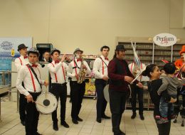 Bando Ekibi ve Bando Takımı Kiralama bando ekibi ve bando takimi kiralama 6 İzmir Organizasyon Bando ekibi ve bando takımı kiralama ve daha birçok hizmet ile İzmir Organizasyon firması olarak, eğlence sektörüne getirdiğimiz yeniliklerle, sıra dışı ve keyifli organizasyon hizmetleri sunmaya devam ediyoruz. Çeşitli organizasyonlar da tercih edebileceğiniz, eğlenceli bir müzik hizmeti olan bando ekibi ve bando takımı kiralama hizmetimizden yararlanabilirsiniz. Bando ekibi veya bando takımı; en az 4 müzisyenden oluşan, genellikle vurmalı ve üflemeli enstrümanlar çalan, organizasyon konseptine uygun kostümlerle keyifli bir müzik dinletisi veren animasyonlu müzisyen grubudur. Açılış organizasyonu, doğum günü organizasyonu, şenlik ve festival etkinlikleri, yılbaşı etkinlikleri ve düğün organizasyonu gibi eğlence organizasyonlarında, bando ekibi ve bando takımı kiralama hizmetimizden yararlanabilirsiniz. İzmir Bando Takımı Kiralama Jonglör Gösterisi
