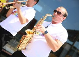 Bando Ekibi ve Bando Takımı Kiralama bando ekibi ve bando takimi kiralama 9 İzmir Organizasyon Bando ekibi ve bando takımı kiralama ve daha birçok hizmet ile İzmir Organizasyon firması olarak, eğlence sektörüne getirdiğimiz yeniliklerle, sıra dışı ve keyifli organizasyon hizmetleri sunmaya devam ediyoruz. Çeşitli organizasyonlar da tercih edebileceğiniz, eğlenceli bir müzik hizmeti olan bando ekibi ve bando takımı kiralama hizmetimizden yararlanabilirsiniz. Bando ekibi veya bando takımı; en az 4 müzisyenden oluşan, genellikle vurmalı ve üflemeli enstrümanlar çalan, organizasyon konseptine uygun kostümlerle keyifli bir müzik dinletisi veren animasyonlu müzisyen grubudur. Açılış organizasyonu, doğum günü organizasyonu, şenlik ve festival etkinlikleri, yılbaşı etkinlikleri ve düğün organizasyonu gibi eğlence organizasyonlarında, bando ekibi ve bando takımı kiralama hizmetimizden yararlanabilirsiniz. İzmir Bando Ekibi Temini