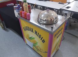 Bardakta Mısır bardakta misir 2 İzmir Organizasyon Bardakta mısır ikramları, organizasyonların vazgeçilmezlerinden biridir. Dondurulmuş mısır taneleri, sıcak suda ısıtılır ve isteğinize göre farklı soslar eklenerek ikram edilir. Bardakta mısır stantları ile hizmet veren İzmir Organizasyon şirketimiz, festival ve şenlik organizasyonu, piknik organizasyonu ve aile günü etkinlikleri, şirket içi temalı gün organizasyonu, doğum günü organizasyonu, Ramazan etkinlikleri gibi tüm organizasyonlarınıza son model ekipmanlarıyla ulaşmaktadır. Organizasyonlarınızın konseptine göre, stantların başında olan görevli personelimiz de sivil ya da yöresel kostümleriyle çalışarak konsepte uyum sağlamaktadır. Bardakta mısır ikramları, eski zamanlarda koçanlı olarak satılan mısırın günümüzde kolayca tüketildiği halidir. Mısır ikramları davetli sayısına göre hazırlanmaktadır. Organizasyon mekanına göre sabit stantlarda ya seyyar stantlarda sizlere hizmet veriyoruz. 15 yılı aşkın organizasyon tecrübemizle animasyon, organizasyon, ekipman kiralama, nostaljik sokak satıcıları, şişme oyuncaklar gibi tüm hizmetleri İzmir Organizasyon şirketimizden talep edebilirsiniz. Bardakta mısır ikramları ve diğer nostaljik satıcılar standlarımız ile ilgili bilgi almak için İzmir Organizasyon şirketimize ulaşabilirsiniz. Bardakta Mısır Standı Kiralama