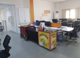 Bardakta Mısır bardakta misir 3 İzmir Organizasyon Bardakta mısır ikramları, organizasyonların vazgeçilmezlerinden biridir. Dondurulmuş mısır taneleri, sıcak suda ısıtılır ve isteğinize göre farklı soslar eklenerek ikram edilir. Bardakta mısır stantları ile hizmet veren İzmir Organizasyon şirketimiz, festival ve şenlik organizasyonu, piknik organizasyonu ve aile günü etkinlikleri, şirket içi temalı gün organizasyonu, doğum günü organizasyonu, Ramazan etkinlikleri gibi tüm organizasyonlarınıza son model ekipmanlarıyla ulaşmaktadır. Organizasyonlarınızın konseptine göre, stantların başında olan görevli personelimiz de sivil ya da yöresel kostümleriyle çalışarak konsepte uyum sağlamaktadır. Bardakta mısır ikramları, eski zamanlarda koçanlı olarak satılan mısırın günümüzde kolayca tüketildiği halidir. Mısır ikramları davetli sayısına göre hazırlanmaktadır. Organizasyon mekanına göre sabit stantlarda ya seyyar stantlarda sizlere hizmet veriyoruz. 15 yılı aşkın organizasyon tecrübemizle animasyon, organizasyon, ekipman kiralama, nostaljik sokak satıcıları, şişme oyuncaklar gibi tüm hizmetleri İzmir Organizasyon şirketimizden talep edebilirsiniz. Bardakta mısır ikramları ve diğer nostaljik satıcılar standlarımız ile ilgili bilgi almak için İzmir Organizasyon şirketimize ulaşabilirsiniz. İzmir Bardak Mısır İkramları