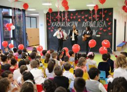 Baskılı Balon baskili balon 10 İzmir Organizasyon Baskılı balon, firma logosunun standart 12 inçlik balonlara ya da jumbo balonlara matbaada özel baskı makineleriyle şablon baskı yapılmasıdır. 'Şablon baskı' diğer adıyla 'serigraf' ve 'ipek baskı', bir seri baskı çeşididir. Firmanın / markanın reklamını yapmak için oldukça etkili bir yoldur. Ürün tanıtım ve lansmanların da, kampanya dönemlerinde, mağaza ve şube açılış organizasyonlarında, yıl dönümü etkinliklerinde mağaza içinde, çevresinde, işlek cadde ve sokaklarda halka dağıtımı yapılır. Dilerseniz baskılı balonlarınız için çubuk kullanabilirsiniz. 1000 tane baskılı balona 750 tane çubuk ve çubuğun başlığı kulplu önermekteyiz. Logo baskılı balonlarınızı kendiniz şişirmek isterseniz kompresör temini hizmeti verebiliriz. Baskılı balonlar dekorasyonlarda çok sık tercih edilmezler. Eğer dekorasyon balonu olarak kullanılırsa, birinci seçenek olarak, balonun tepe kısmına baskı yapılır. Tavana değen tepe kısmına tek renk baskı yapılır, süsleme yapıldığında firmanın logosu rahatlıkla görülebilir. İkinci seçenek olarak ön ve arkaya baskı, tek yüze ve iki yüze baskı, tek renk çift renk baskı, renkli baskı yapılabilir. Balona baskı yapmak kağıda baskı yapar gibi değildir. Her seferinde ayrı baskılar yapılır ve kağıda denk getirmek oldukça zor ve uğraştırıcı bir işlemdir. Baskıyı kaşe gibi düşünebilirsiniz. Baskılı Uçan Balon Süsleme İzmir