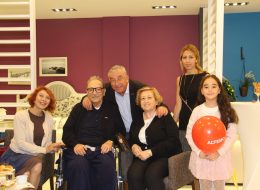 Baskılı Balon baskili balon 7 İzmir Organizasyon Baskılı balon, firma logosunun standart 12 inçlik balonlara ya da jumbo balonlara matbaada özel baskı makineleriyle şablon baskı yapılmasıdır. 'Şablon baskı' diğer adıyla 'serigraf' ve 'ipek baskı', bir seri baskı çeşididir. Firmanın / markanın reklamını yapmak için oldukça etkili bir yoldur. Ürün tanıtım ve lansmanların da, kampanya dönemlerinde, mağaza ve şube açılış organizasyonlarında, yıl dönümü etkinliklerinde mağaza içinde, çevresinde, işlek cadde ve sokaklarda halka dağıtımı yapılır. Dilerseniz baskılı balonlarınız için çubuk kullanabilirsiniz. 1000 tane baskılı balona 750 tane çubuk ve çubuğun başlığı kulplu önermekteyiz. Logo baskılı balonlarınızı kendiniz şişirmek isterseniz kompresör temini hizmeti verebiliriz. Baskılı balonlar dekorasyonlarda çok sık tercih edilmezler. Eğer dekorasyon balonu olarak kullanılırsa, birinci seçenek olarak, balonun tepe kısmına baskı yapılır. Tavana değen tepe kısmına tek renk baskı yapılır, süsleme yapıldığında firmanın logosu rahatlıkla görülebilir. İkinci seçenek olarak ön ve arkaya baskı, tek yüze ve iki yüze baskı, tek renk çift renk baskı, renkli baskı yapılabilir. Balona baskı yapmak kağıda baskı yapar gibi değildir. Her seferinde ayrı baskılar yapılır ve kağıda denk getirmek oldukça zor ve uğraştırıcı bir işlemdir. Baskıyı kaşe gibi düşünebilirsiniz. Baskılı Balonlar Dağıtımı İzmir