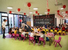 Baskılı Balon baskili balon 8 İzmir Organizasyon Baskılı balon, firma logosunun standart 12 inçlik balonlara ya da jumbo balonlara matbaada özel baskı makineleriyle şablon baskı yapılmasıdır. 'Şablon baskı' diğer adıyla 'serigraf' ve 'ipek baskı', bir seri baskı çeşididir. Firmanın / markanın reklamını yapmak için oldukça etkili bir yoldur. Ürün tanıtım ve lansmanların da, kampanya dönemlerinde, mağaza ve şube açılış organizasyonlarında, yıl dönümü etkinliklerinde mağaza içinde, çevresinde, işlek cadde ve sokaklarda halka dağıtımı yapılır. Dilerseniz baskılı balonlarınız için çubuk kullanabilirsiniz. 1000 tane baskılı balona 750 tane çubuk ve çubuğun başlığı kulplu önermekteyiz. Logo baskılı balonlarınızı kendiniz şişirmek isterseniz kompresör temini hizmeti verebiliriz. Baskılı balonlar dekorasyonlarda çok sık tercih edilmezler. Eğer dekorasyon balonu olarak kullanılırsa, birinci seçenek olarak, balonun tepe kısmına baskı yapılır. Tavana değen tepe kısmına tek renk baskı yapılır, süsleme yapıldığında firmanın logosu rahatlıkla görülebilir. İkinci seçenek olarak ön ve arkaya baskı, tek yüze ve iki yüze baskı, tek renk çift renk baskı, renkli baskı yapılabilir. Balona baskı yapmak kağıda baskı yapar gibi değildir. Her seferinde ayrı baskılar yapılır ve kağıda denk getirmek oldukça zor ve uğraştırıcı bir işlemdir. Baskıyı kaşe gibi düşünebilirsiniz. Baskılı Uçan Balon İzmir