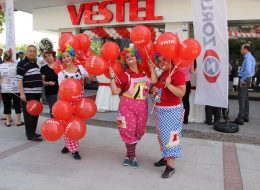 Mağazaların Promosyon Dönemlerinde Balon Süsleme baskili balon izmir organizasyon 1 İzmir Organizasyon Mağazaların promosyon dönemlerinde balon süsleme ve diğer hizmetlerle İzmir Organizasyon firması olarak ilgi çekici aktivitelere yer veriyoruz. Büyük çaplı veya küçük çaplı fark etmeksizin, mağazaların çeşitli özel günler ve promosyon günlerinde halkın dikkatini çekmek için yaptığı birçok aktivite mevcut. Gerçekleştirdiğimiz birçok organizasyon ve verdiğimiz onca hizmet arasında balon süsleme de çok talep edilen hizmetlerimiz arasında. İzmir Organizasyon’un bünyesinde barındırdığı başarılı ve bir o kadar da yetenekli ekibi, profesyonel olarak organizasyonları planlıyor; yetenekli eller ve yaratıcı zekaları ile talep edilen hizmetleri başarı ile gerçekleştiriyor. Sürekli araştırma, geliştirme içerisinde olup yepyeni hizmetler ve hazır organizasyon paketleri oluşturarak yüzde yüz müşteri memnuniyetini hedefliyor. Balon süsleme hizmeti; organizasyonlarda mekanı güzelleştirmenin yanında canlı renkleri ve muntazam dizilişleri ile göz kamaştırıyor ve asıl hedefimiz olan mekana ilgi çekmeyi başarıyor. Sadece açılış organizasyonları ve çeşitli etkinliklerde değil, özel günler ve mağazaların promosyon günleri ayrıca mağaza açılış yıl dönümlerinde mekanı renklendiriyorlar. Baskılı Balon Dağıtımı Mağaza Promosyon Dönemi Organizasyonu İzmir