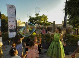 Bodrum Bubble Show Köpük Balon Gösterisi bodrum bubble show kopuk balon gosterisi 10 İzmir Organizasyon Bodrum bubble show köpük balon gösterisi ile İzmir Organizasyon şirketimiz Bodrum'da eğlenceli bir organizasyon gerçekleştirdi. Organizasyon, animasyon, ekipman ve personel kiralama gibi ihtiyacınız olan tüm alanlarda hizmetinizdeyiz. Açılış organizasyonu, festival ve şenlik organizasyonu, belediye etkinlikleri, doğum günü organizasyonu, temalı parti organizasyonu gibi birçok etkinlikte tercih edebileceğiniz bubble show ya da bir diğer adıyla köpük balon gösterisi ile davetlilerinize eğlenceli anlar yaşatabilirsiniz. Balon Köpüğü Gösterisi