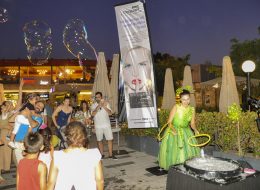 Bodrum Bubble Show Köpük Balon Gösterisi bodrum bubble show kopuk balon gosterisi 4 İzmir Organizasyon Bodrum bubble show köpük balon gösterisi ile İzmir Organizasyon şirketimiz Bodrum'da eğlenceli bir organizasyon gerçekleştirdi. Organizasyon, animasyon, ekipman ve personel kiralama gibi ihtiyacınız olan tüm alanlarda hizmetinizdeyiz. Açılış organizasyonu, festival ve şenlik organizasyonu, belediye etkinlikleri, doğum günü organizasyonu, temalı parti organizasyonu gibi birçok etkinlikte tercih edebileceğiniz bubble show ya da bir diğer adıyla köpük balon gösterisi ile davetlilerinize eğlenceli anlar yaşatabilirsiniz. Bodrum Bubble Show