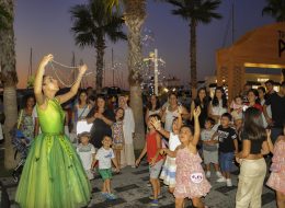 Bodrum Bubble Show Köpük Balon Gösterisi bodrum bubble show kopuk balon gosterisi 8 İzmir Organizasyon Bodrum bubble show köpük balon gösterisi ile İzmir Organizasyon şirketimiz Bodrum'da eğlenceli bir organizasyon gerçekleştirdi. Organizasyon, animasyon, ekipman ve personel kiralama gibi ihtiyacınız olan tüm alanlarda hizmetinizdeyiz. Açılış organizasyonu, festival ve şenlik organizasyonu, belediye etkinlikleri, doğum günü organizasyonu, temalı parti organizasyonu gibi birçok etkinlikte tercih edebileceğiniz bubble show ya da bir diğer adıyla köpük balon gösterisi ile davetlilerinize eğlenceli anlar yaşatabilirsiniz. Bodrum Balon Köpüğü Gösterisi