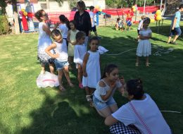 Bodrum Sünnet Organizasyonu Eğlencesi bodrum sunnet organizasyonu eglencesi 1 İzmir Organizasyon Bodrum sünnet organizasyonu eğlencesi Bodrum'un içimizi ısıtan güneşi ile yemyeşil bir alanda İzmir Organizasyon firmamız tarafından düzenlendi. 15 yıldır organizasyon alanında profesyonel hizmet veren İzmir Organizasyon firmamız sünnet organizasyonu alanında da profesyonel ekibi ve kaliteli ekipmanları ile yanı başınızda. Bodrum sünnet organizasyonu eğlencesi ile İzmir Organizasyon firmamız animasyon ekibi ile çocuklara unutulmayacak anlar yaşattı. İzmir Organizasyon firmamıza ulaşan Bedia Hanım, Ramazan Bayramının son günü Bodrum sünnet organizasyonu eğlencesi düzenleyeceklerini söyleyince organizasyon sorumlumuz da sünnet organizasyonunda neler yapılabileceğini anlattı kendisine. Sünnet organizasyonunun gerçekleşeceği alanın büyüklüğüne göre ses sistemi, davetli sayısına doğrultusunda masa ve sandalye kiralama, palyaço, tahta bacak gösterisi, dans grupları kiralama ve daha birçok hizmetten bahsettik Bedia Hanıma. Organizasyonda çocuklara yönelik hizmetleri tercih eden Bedia Hanım tahta bacak gösterisi, palyaço, jonglör gibi animasyon ekibi hizmetlerimizi talep etti. Organizasyon sorumlumuz tüm detayları belirleyerek planlamalarını tamamladı. Ardından belirlenen tarihte Bodrum'da keyifli bir organizasyon gerçekleştirmek kalmıştı ekibimize. Yüz Boyama Etkinliği ile Sünnet Organizasyonunda Eğlenceli Anlar