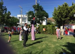 Bodrum Sünnet Organizasyonu Eğlencesi bodrum sunnet organizasyonu eglencesi 10 İzmir Organizasyon Bodrum sünnet organizasyonu eğlencesi Bodrum'un içimizi ısıtan güneşi ile yemyeşil bir alanda İzmir Organizasyon firmamız tarafından düzenlendi. 15 yıldır organizasyon alanında profesyonel hizmet veren İzmir Organizasyon firmamız sünnet organizasyonu alanında da profesyonel ekibi ve kaliteli ekipmanları ile yanı başınızda. Bodrum sünnet organizasyonu eğlencesi ile İzmir Organizasyon firmamız animasyon ekibi ile çocuklara unutulmayacak anlar yaşattı. İzmir Organizasyon firmamıza ulaşan Bedia Hanım, Ramazan Bayramının son günü Bodrum sünnet organizasyonu eğlencesi düzenleyeceklerini söyleyince organizasyon sorumlumuz da sünnet organizasyonunda neler yapılabileceğini anlattı kendisine. Sünnet organizasyonunun gerçekleşeceği alanın büyüklüğüne göre ses sistemi, davetli sayısına doğrultusunda masa ve sandalye kiralama, palyaço, tahta bacak gösterisi, dans grupları kiralama ve daha birçok hizmetten bahsettik Bedia Hanıma. Organizasyonda çocuklara yönelik hizmetleri tercih eden Bedia Hanım tahta bacak gösterisi, palyaço, jonglör gibi animasyon ekibi hizmetlerimizi talep etti. Organizasyon sorumlumuz tüm detayları belirleyerek planlamalarını tamamladı. Ardından belirlenen tarihte Bodrum'da keyifli bir organizasyon gerçekleştirmek kalmıştı ekibimize. Jonglör Kiralama ve Jonglör Gösterisi Bodrum