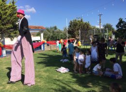 Bodrum Sünnet Organizasyonu Eğlencesi bodrum sunnet organizasyonu eglencesi 2 İzmir Organizasyon Bodrum sünnet organizasyonu eğlencesi Bodrum'un içimizi ısıtan güneşi ile yemyeşil bir alanda İzmir Organizasyon firmamız tarafından düzenlendi. 15 yıldır organizasyon alanında profesyonel hizmet veren İzmir Organizasyon firmamız sünnet organizasyonu alanında da profesyonel ekibi ve kaliteli ekipmanları ile yanı başınızda. Bodrum sünnet organizasyonu eğlencesi ile İzmir Organizasyon firmamız animasyon ekibi ile çocuklara unutulmayacak anlar yaşattı. İzmir Organizasyon firmamıza ulaşan Bedia Hanım, Ramazan Bayramının son günü Bodrum sünnet organizasyonu eğlencesi düzenleyeceklerini söyleyince organizasyon sorumlumuz da sünnet organizasyonunda neler yapılabileceğini anlattı kendisine. Sünnet organizasyonunun gerçekleşeceği alanın büyüklüğüne göre ses sistemi, davetli sayısına doğrultusunda masa ve sandalye kiralama, palyaço, tahta bacak gösterisi, dans grupları kiralama ve daha birçok hizmetten bahsettik Bedia Hanıma. Organizasyonda çocuklara yönelik hizmetleri tercih eden Bedia Hanım tahta bacak gösterisi, palyaço, jonglör gibi animasyon ekibi hizmetlerimizi talep etti. Organizasyon sorumlumuz tüm detayları belirleyerek planlamalarını tamamladı. Ardından belirlenen tarihte Bodrum'da keyifli bir organizasyon gerçekleştirmek kalmıştı ekibimize. Bodrum Sünnet Organizasyonu Tahta Bacak Gösterisi