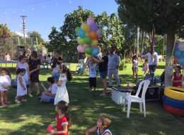 Bodrum Sünnet Organizasyonu Eğlencesi bodrum sunnet organizasyonu eglencesi İzmir Organizasyon Bodrum sünnet organizasyonu eğlencesi Bodrum'un içimizi ısıtan güneşi ile yemyeşil bir alanda İzmir Organizasyon firmamız tarafından düzenlendi. 15 yıldır organizasyon alanında profesyonel hizmet veren İzmir Organizasyon firmamız sünnet organizasyonu alanında da profesyonel ekibi ve kaliteli ekipmanları ile yanı başınızda. Bodrum sünnet organizasyonu eğlencesi ile İzmir Organizasyon firmamız animasyon ekibi ile çocuklara unutulmayacak anlar yaşattı. İzmir Organizasyon firmamıza ulaşan Bedia Hanım, Ramazan Bayramının son günü Bodrum sünnet organizasyonu eğlencesi düzenleyeceklerini söyleyince organizasyon sorumlumuz da sünnet organizasyonunda neler yapılabileceğini anlattı kendisine. Sünnet organizasyonunun gerçekleşeceği alanın büyüklüğüne göre ses sistemi, davetli sayısına doğrultusunda masa ve sandalye kiralama, palyaço, tahta bacak gösterisi, dans grupları kiralama ve daha birçok hizmetten bahsettik Bedia Hanıma. Organizasyonda çocuklara yönelik hizmetleri tercih eden Bedia Hanım tahta bacak gösterisi, palyaço, jonglör gibi animasyon ekibi hizmetlerimizi talep etti. Organizasyon sorumlumuz tüm detayları belirleyerek planlamalarını tamamladı. Ardından belirlenen tarihte Bodrum'da keyifli bir organizasyon gerçekleştirmek kalmıştı ekibimize. Ses Sistemi Kiralama Sünnet Organizasyonu Bodrum