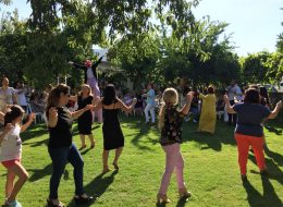 Bodrum Sünnet Organizasyonu Eğlencesi bodrum sunnet organizasyonu eglencesi 6 İzmir Organizasyon Bodrum sünnet organizasyonu eğlencesi Bodrum'un içimizi ısıtan güneşi ile yemyeşil bir alanda İzmir Organizasyon firmamız tarafından düzenlendi. 15 yıldır organizasyon alanında profesyonel hizmet veren İzmir Organizasyon firmamız sünnet organizasyonu alanında da profesyonel ekibi ve kaliteli ekipmanları ile yanı başınızda. Bodrum sünnet organizasyonu eğlencesi ile İzmir Organizasyon firmamız animasyon ekibi ile çocuklara unutulmayacak anlar yaşattı. İzmir Organizasyon firmamıza ulaşan Bedia Hanım, Ramazan Bayramının son günü Bodrum sünnet organizasyonu eğlencesi düzenleyeceklerini söyleyince organizasyon sorumlumuz da sünnet organizasyonunda neler yapılabileceğini anlattı kendisine. Sünnet organizasyonunun gerçekleşeceği alanın büyüklüğüne göre ses sistemi, davetli sayısına doğrultusunda masa ve sandalye kiralama, palyaço, tahta bacak gösterisi, dans grupları kiralama ve daha birçok hizmetten bahsettik Bedia Hanıma. Organizasyonda çocuklara yönelik hizmetleri tercih eden Bedia Hanım tahta bacak gösterisi, palyaço, jonglör gibi animasyon ekibi hizmetlerimizi talep etti. Organizasyon sorumlumuz tüm detayları belirleyerek planlamalarını tamamladı. Ardından belirlenen tarihte Bodrum'da keyifli bir organizasyon gerçekleştirmek kalmıştı ekibimize. Tahta Bacak Gösterisi Eşliğinde Zeybek Dansı Bodrum