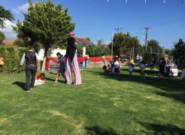 Bodrum Sünnet Organizasyonu Eğlencesi bodrum sunnet organizasyonu eglencesi 8 İzmir Organizasyon Bodrum sünnet organizasyonu eğlencesi Bodrum'un içimizi ısıtan güneşi ile yemyeşil bir alanda İzmir Organizasyon firmamız tarafından düzenlendi. 15 yıldır organizasyon alanında profesyonel hizmet veren İzmir Organizasyon firmamız sünnet organizasyonu alanında da profesyonel ekibi ve kaliteli ekipmanları ile yanı başınızda. Bodrum sünnet organizasyonu eğlencesi ile İzmir Organizasyon firmamız animasyon ekibi ile çocuklara unutulmayacak anlar yaşattı. İzmir Organizasyon firmamıza ulaşan Bedia Hanım, Ramazan Bayramının son günü Bodrum sünnet organizasyonu eğlencesi düzenleyeceklerini söyleyince organizasyon sorumlumuz da sünnet organizasyonunda neler yapılabileceğini anlattı kendisine. Sünnet organizasyonunun gerçekleşeceği alanın büyüklüğüne göre ses sistemi, davetli sayısına doğrultusunda masa ve sandalye kiralama, palyaço, tahta bacak gösterisi, dans grupları kiralama ve daha birçok hizmetten bahsettik Bedia Hanıma. Organizasyonda çocuklara yönelik hizmetleri tercih eden Bedia Hanım tahta bacak gösterisi, palyaço, jonglör gibi animasyon ekibi hizmetlerimizi talep etti. Organizasyon sorumlumuz tüm detayları belirleyerek planlamalarını tamamladı. Ardından belirlenen tarihte Bodrum'da keyifli bir organizasyon gerçekleştirmek kalmıştı ekibimize. Çuval Yarışması ile Sünnet Organizasyonunda Rekabet Anları