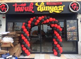 Bodrum Tavuk Dünyası Açılış Organizasyonu bodrum tavuk dunyasi acilis organizasyonu 10 İzmir Organizasyon Bodrum Tavuk Dünyası açılış organizasyonu ile İzmir Organizasyon şirketimiz Bodrum'da bir organizasyona daha imza attı. Açılış organizasyonu alanında yıllardır hizmet veren şirketimiz, hedef kitlenizi belirleyerek sizin için dikkat çekici organizasyonlar gerçekleştirmektedir. Kokteylli açılış organizasyonu, palyaçolu animasyonlu açılış organizasyonu, reklamlı full konsept açılış organizasyonu, protokol katılımlı açılış organizasyonu gibi açılış organizasyonu çeşitlerinden birini seçebilir ya da İzmir Organizasyon şirketimizden ekipman, animasyon hizmetleri vb. gibi profesyonel hizmet alabilirsiniz. %100 müşteri memnuniyetini hedefleyen firmamız başta İzmir, yakın çevresi olmak üzere Türkiye'nin dört bir noktasına ulaşmaktadır. Bodrum Tavuk Dünyası açılış organizasyonu için İzmir Organizasyon şirketimize ulaşan tedarikçi firma ile daha önce gerçekleştirdiğimiz organizasyonlardan da yola çıkarak tüm detayları belirledik. Firmanın kurumsal renklerini yansıtan kırmızı ve siyah renkte balon süslemeler, organizasyonun neşesini artıracak rengarenk kostümlü karakterler ve girişte davetlileri karşılayacak hostesimiz Bodrum Tavuk Dünyası açılış organizasyonu için hizmet verecekti. Organizasyon tarihinden önce en ince ayrıntısıyla planlamalarımızı yaparak hazırlıklarımıza başladık. Bodrum Kapı Tak Balon Süsleme