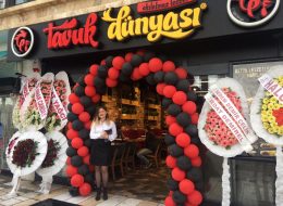 Bodrum Tavuk Dünyası Açılış Organizasyonu bodrum tavuk dunyasi acilis organizasyonu 11 İzmir Organizasyon Bodrum Tavuk Dünyası açılış organizasyonu ile İzmir Organizasyon şirketimiz Bodrum'da bir organizasyona daha imza attı. Açılış organizasyonu alanında yıllardır hizmet veren şirketimiz, hedef kitlenizi belirleyerek sizin için dikkat çekici organizasyonlar gerçekleştirmektedir. Kokteylli açılış organizasyonu, palyaçolu animasyonlu açılış organizasyonu, reklamlı full konsept açılış organizasyonu, protokol katılımlı açılış organizasyonu gibi açılış organizasyonu çeşitlerinden birini seçebilir ya da İzmir Organizasyon şirketimizden ekipman, animasyon hizmetleri vb. gibi profesyonel hizmet alabilirsiniz. %100 müşteri memnuniyetini hedefleyen firmamız başta İzmir, yakın çevresi olmak üzere Türkiye'nin dört bir noktasına ulaşmaktadır. Bodrum Tavuk Dünyası açılış organizasyonu için İzmir Organizasyon şirketimize ulaşan tedarikçi firma ile daha önce gerçekleştirdiğimiz organizasyonlardan da yola çıkarak tüm detayları belirledik. Firmanın kurumsal renklerini yansıtan kırmızı ve siyah renkte balon süslemeler, organizasyonun neşesini artıracak rengarenk kostümlü karakterler ve girişte davetlileri karşılayacak hostesimiz Bodrum Tavuk Dünyası açılış organizasyonu için hizmet verecekti. Organizasyon tarihinden önce en ince ayrıntısıyla planlamalarımızı yaparak hazırlıklarımıza başladık. Hostes Kiralama Bodrum