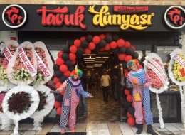 Bodrum Tavuk Dünyası Açılış Organizasyonu bodrum tavuk dunyasi acilis organizasyonu 13 İzmir Organizasyon Bodrum Tavuk Dünyası açılış organizasyonu ile İzmir Organizasyon şirketimiz Bodrum'da bir organizasyona daha imza attı. Açılış organizasyonu alanında yıllardır hizmet veren şirketimiz, hedef kitlenizi belirleyerek sizin için dikkat çekici organizasyonlar gerçekleştirmektedir. Kokteylli açılış organizasyonu, palyaçolu animasyonlu açılış organizasyonu, reklamlı full konsept açılış organizasyonu, protokol katılımlı açılış organizasyonu gibi açılış organizasyonu çeşitlerinden birini seçebilir ya da İzmir Organizasyon şirketimizden ekipman, animasyon hizmetleri vb. gibi profesyonel hizmet alabilirsiniz. %100 müşteri memnuniyetini hedefleyen firmamız başta İzmir, yakın çevresi olmak üzere Türkiye'nin dört bir noktasına ulaşmaktadır. Bodrum Tavuk Dünyası açılış organizasyonu için İzmir Organizasyon şirketimize ulaşan tedarikçi firma ile daha önce gerçekleştirdiğimiz organizasyonlardan da yola çıkarak tüm detayları belirledik. Firmanın kurumsal renklerini yansıtan kırmızı ve siyah renkte balon süslemeler, organizasyonun neşesini artıracak rengarenk kostümlü karakterler ve girişte davetlileri karşılayacak hostesimiz Bodrum Tavuk Dünyası açılış organizasyonu için hizmet verecekti. Organizasyon tarihinden önce en ince ayrıntısıyla planlamalarımızı yaparak hazırlıklarımıza başladık. Palyaço Kiralama Bodrum