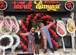 Bodrum Tavuk Dünyası Açılış Organizasyonu bodrum tavuk dunyasi acilis organizasyonu 14 İzmir Organizasyon Bodrum Tavuk Dünyası açılış organizasyonu ile İzmir Organizasyon şirketimiz Bodrum'da bir organizasyona daha imza attı. Açılış organizasyonu alanında yıllardır hizmet veren şirketimiz, hedef kitlenizi belirleyerek sizin için dikkat çekici organizasyonlar gerçekleştirmektedir. Kokteylli açılış organizasyonu, palyaçolu animasyonlu açılış organizasyonu, reklamlı full konsept açılış organizasyonu, protokol katılımlı açılış organizasyonu gibi açılış organizasyonu çeşitlerinden birini seçebilir ya da İzmir Organizasyon şirketimizden ekipman, animasyon hizmetleri vb. gibi profesyonel hizmet alabilirsiniz. %100 müşteri memnuniyetini hedefleyen firmamız başta İzmir, yakın çevresi olmak üzere Türkiye'nin dört bir noktasına ulaşmaktadır. Bodrum Tavuk Dünyası açılış organizasyonu için İzmir Organizasyon şirketimize ulaşan tedarikçi firma ile daha önce gerçekleştirdiğimiz organizasyonlardan da yola çıkarak tüm detayları belirledik. Firmanın kurumsal renklerini yansıtan kırmızı ve siyah renkte balon süslemeler, organizasyonun neşesini artıracak rengarenk kostümlü karakterler ve girişte davetlileri karşılayacak hostesimiz Bodrum Tavuk Dünyası açılış organizasyonu için hizmet verecekti. Organizasyon tarihinden önce en ince ayrıntısıyla planlamalarımızı yaparak hazırlıklarımıza başladık. Bodrum Tavuk Dünyası Açılış Organizasyonu bodrum tavuk dunyasi acilis organizasyonu 14 İzmir Organizasyon