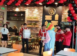 Bodrum Tavuk Dünyası Açılış Organizasyonu bodrum tavuk dunyasi acilis organizasyonu 4 İzmir Organizasyon Bodrum Tavuk Dünyası açılış organizasyonu Muğla'nın en sevilen tatil beldelerinden biri olan Bodrum'da yepyeni bir şube ile müşterilerine hizmet vermeye başladı. İzmir Organizasyon bugüne kadar sayısız açılış organizasyonu ve daha pek çok organizasyona öncülük etmiş ve etmeye devam etmektedir. Açılış organizasyonuna dair tüm hizmetleri profesyonel kadromuz ile sizlere ulaştırarak unutulmayacak anlar yaşatıyor ve firmanız için dikkat çeken bir açılış organizasyonu gerçekleştiriyoruz. Talepleriniz doğrultusunda firmaya özel olarak açılış organizasyonu paketleri oluşturuyoruz. Bodrum'da hizmet vermeye başlayan Tavuk Dünyası açılış organizasyonuna da İzmir Organizasyon firmamız ev sahipliği yaptı. Bugüne kadar gerçekleştirdiğimiz açılış organizasyonlarını inceleyen ve referanslarımıza göz atan yetkili ile neler yapılabileceğini detaylı olarak görüştük. Animasyonlu açılış organizasyonu, kokteylli açılış organizasyonu, reklamlı full konseptli açılış organizasyonu gibi hizmetlerimizden kendilerine bahsettik. Tavuk Dünyası açılış organizasyonu için sade ancak dikkat çeken bir organizasyon gerçekleştirmek istediklerini belirten yetkili yaptığımız işlerden yola çıkarak bizlerden neler talep ettiğini anlattı. 18 Nisan tarihinde sabah saatlerinde başlayacak olan Bodrum Tavuk Dünyası açılış organizasyonu için belirlenen hizmetler doğrultusunda bizler de planlamalarımızı oluşturmaya başladık. Yine dikkat çeken bir açılış organizasyonuna imzamızı atabilmek için en ince detayı ve profesyonel ekibi oluşturduk. Bodrum Palyaço Kiralama