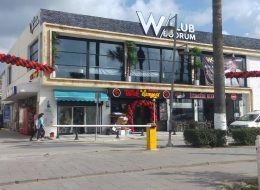 Bodrum Tavuk Dünyası Açılış Organizasyonu bodrum tavuk dunyasi acilis organizasyonu 7 İzmir Organizasyon Bodrum Tavuk Dünyası açılış organizasyonu ile İzmir Organizasyon şirketimiz Bodrum'da bir organizasyona daha imza attı. Açılış organizasyonu alanında yıllardır hizmet veren şirketimiz, hedef kitlenizi belirleyerek sizin için dikkat çekici organizasyonlar gerçekleştirmektedir. Kokteylli açılış organizasyonu, palyaçolu animasyonlu açılış organizasyonu, reklamlı full konsept açılış organizasyonu, protokol katılımlı açılış organizasyonu gibi açılış organizasyonu çeşitlerinden birini seçebilir ya da İzmir Organizasyon şirketimizden ekipman, animasyon hizmetleri vb. gibi profesyonel hizmet alabilirsiniz. %100 müşteri memnuniyetini hedefleyen firmamız başta İzmir, yakın çevresi olmak üzere Türkiye'nin dört bir noktasına ulaşmaktadır. Bodrum Tavuk Dünyası açılış organizasyonu için İzmir Organizasyon şirketimize ulaşan tedarikçi firma ile daha önce gerçekleştirdiğimiz organizasyonlardan da yola çıkarak tüm detayları belirledik. Firmanın kurumsal renklerini yansıtan kırmızı ve siyah renkte balon süslemeler, organizasyonun neşesini artıracak rengarenk kostümlü karakterler ve girişte davetlileri karşılayacak hostesimiz Bodrum Tavuk Dünyası açılış organizasyonu için hizmet verecekti. Organizasyon tarihinden önce en ince ayrıntısıyla planlamalarımızı yaparak hazırlıklarımıza başladık. Balon Süsleme Bodrum