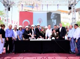 Bornova Belediyesi Temel Atma Töreni Organizasyonu bornova belediyesi temel atma toreni organizasyonu 4 İzmir Organizasyon Temel Atma Töreni Organizasyonu alanında İzmir Organizasyon her alanda sizlere hizmet vermektedir. Organizasyon alanında yıllardır hizmet vermeye devam eden İzmir Organizasyon firmamız sayısız organizasyona öncülük etmiş ve etmeye devam etmektedir. Bornova Belediyesi temel atma töreni organizasyonu için İzmir Organizasyon firmamıza ulaşan etkinlik sorumlusu ile uzun görüşmeler sonrasında gerekli ön koşulları ve temel atma töreni organizasyonu için detayları netleştirdik. 17 Nisan da gerçekleşecek olan "İnönü Mahallesi Pazaryeri Temel Atma Töreni Organizasyonu" için gerekli olan tüm hizmetler etkinlik sorumlusu ve İzmir Organizasyon firmamızın yetkilileri tarafından belirlendi. Temel atma töreni organizasyonu tarihi geldiğinde ise firmamızın profesyonel ekibi sabahın erken saatlerinde belirlenen tüm ekipmanları son model araçlara yükleyerek yola koyuldu. Öğle saatlerinde başlayacak organizasyon için hazırlamış olduğumuz ekipmanlar alanda yerlerini almak üzere ekibimiz tarafından hazırlanmaya başladı. Organizasyon saati geldiğinde tüm hazırlıklar tamamlandı ve bir yandan da katılımcılar alanda yerlerini almaya başladı. Bornova Belediyesi yetkilileri, mahalle muhtarları ve daha pek çok kişinin katılım sağladığı Bornova Belediyesi temel atma töreni organizasyonunda İzmir Organizasyon tüm hazırlıklarını büyük bir titizlik ile tamamladı. Truss Sahne Sistemi Kiralama İzmir