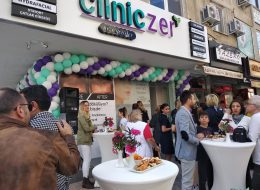 Bornova Cliniczer Açılış Organizasyonu bornova cliniczer acilis organizasyonu 8 İzmir Organizasyon Bornova Cliniczer açılış organizasyonu, İzmir Organizasyon şirketimiz tarafından gerçekleştirildi. Açılış organizasyonu, firmaların ve kurumların hizmet vermeye başladığı ilk gün gerçekleştirilen, dikkat çekici etkinliklerin yer aldığı organizasyonlardır. Açılış organizasyonlarınızı, profesyonel ekip ve kaliteli ekipmanlarımızın yanında, yaratıcı ve yenilikçi çözümlerimizle birlikte gerçekleştiriyoruz. İzmir başta olmak üzere, Ege Bölgesi ve tüm illerde açılış organizasyonlarınızı planlıyor ve yönetimini sağlıyoruz. İşletmelerinizin açılışından önce, size yardımcı olması ve daha kolay seçim yapabilmeniz adına hazırlamış olduğumuz açılış organizasyonu paketlerimizi inceleyebilirsiniz. Bornova Cliniczer Açılış Organizasyonu bornova cliniczer acilis organizasyonu 8 İzmir Organizasyon