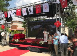 Bornova Çocuk Dünyası Temel Atma Töreni Organizasyonu bornova cocuk dunyasi temel atma toreni organizasyonu 6 İzmir Organizasyon Bornova Çocuk Dünyası temel atma töreni organizasyonu ile yapımı başlayan etkinlik merkezi için İzmir Organizasyon firmamız temel atma töreni organizasyonu gerçekleştirdi. Bornova Çocuk Dünyası temel atma töreni organizasyonu ile yapımına başlanan Çocuk Dünyası'nın temeli atıldı. Bugüne kadar birçok organizasyona öncülük eden İzmir Organizasyon firmamız temel atma töreni organizasyonlarında da profesyonel hizmet vermektedir. İhtiyaçlarınız ve talepleriniz doğrultusunda tüm ekipmanlarımızı sizler için hazırlıyor ve gösterişli organizasyonlar gerçekleştiriyoruz. Bornova Çocuk Dünyası temel atma töreni organizasyonu da İzmir Organizasyon firmamız aracılığı ile gerçekleştirildi. Temel atma töreni organizasyonu için detaylı görüşmeler sonrasında neler yapılabileceğini belirleyerek organizasyon gününü beklemeye başladık. Organizasyon günü geldiğinde ise sabah saatlerinde başlayacak organizasyon için erken saatlerde ekip arkadaşlarımız ile Bornova'ya doğru yola koyulduk. Temel Atma Butonu Kiralama İzmir