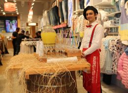 Bornova Colin's Açılış Organizasyonu bornova colins acilis organizasyonu 1 İzmir Organizasyon Bornova Colin's açılış organizasyonu, Colin's mağazaları için daha önce yapmış olduğumuz çalışmalardan yola çıkarak planlandı ve bir kez daha İzmir Organizasyon şirketimiz tarafından gerçekleştirildi. Açılış konusunda uzman ekibimiz ve kaliteli ekipmanlarımızla İzmir başta olmak üzere Türkiye'nin dört bir noktasına ulaşıyoruz. 2004 yılından bugüne dek organizasyon sektöründe hizmet veren İzmir Organizasyon firmamız süslemeden ekipman teminine, catering hizmetlerinden ajansa kadar tüm alanlarda yanı başınızdadır. Kısa bir süre önce Hilltown Avm'de açılış organizasyonunu üstlendiğimiz Colin's Mağazanın bu defa Forum Bornova'da ki şubesi için hazırlıklarımıza başlayacaktık. İzmir Organizasyon şirketimize ulaşan sorumlu ile görüşmelerimize devam ederken planlamalarımızı oluşturduk. Firmanın kurumsal renklerini yansıtan siyah ve beyaz tonlarda zincir balon süslemeler giriş bölümünde yerini alacaktı. Bistro masa, ses sistemi, popcorn arabası, showbar, karşılama hostesi ve yer vereceğimiz etkinlikler için çalışmalarımıza başlamıştık. Organizasyon tarihinden önce ekipmanlarımızı hazırladık ve organizasyonda görevli ekibimizi belirledik. İzmir Garson Kiralama