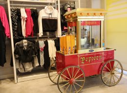 Bornova Colin's Açılış Organizasyonu bornova colins acilis organizasyonu 10 İzmir Organizasyon Bornova Colin's açılış organizasyonu, Colin's mağazaları için daha önce yapmış olduğumuz çalışmalardan yola çıkarak planlandı ve bir kez daha İzmir Organizasyon şirketimiz tarafından gerçekleştirildi. Açılış konusunda uzman ekibimiz ve kaliteli ekipmanlarımızla İzmir başta olmak üzere Türkiye'nin dört bir noktasına ulaşıyoruz. 2004 yılından bugüne dek organizasyon sektöründe hizmet veren İzmir Organizasyon firmamız süslemeden ekipman teminine, catering hizmetlerinden ajansa kadar tüm alanlarda yanı başınızdadır. Kısa bir süre önce Hilltown Avm'de açılış organizasyonunu üstlendiğimiz Colin's Mağazanın bu defa Forum Bornova'da ki şubesi için hazırlıklarımıza başlayacaktık. İzmir Organizasyon şirketimize ulaşan sorumlu ile görüşmelerimize devam ederken planlamalarımızı oluşturduk. Firmanın kurumsal renklerini yansıtan siyah ve beyaz tonlarda zincir balon süslemeler giriş bölümünde yerini alacaktı. Bistro masa, ses sistemi, popcorn arabası, showbar, karşılama hostesi ve yer vereceğimiz etkinlikler için çalışmalarımıza başlamıştık. Organizasyon tarihinden önce ekipmanlarımızı hazırladık ve organizasyonda görevli ekibimizi belirledik. Popcorn Arabası Kiralama