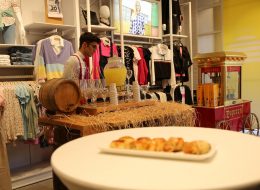 Bornova Colin's Açılış Organizasyonu bornova colins acilis organizasyonu 11 İzmir Organizasyon Bornova Colin's açılış organizasyonu, Colin's mağazaları için daha önce yapmış olduğumuz çalışmalardan yola çıkarak planlandı ve bir kez daha İzmir Organizasyon şirketimiz tarafından gerçekleştirildi. Açılış konusunda uzman ekibimiz ve kaliteli ekipmanlarımızla İzmir başta olmak üzere Türkiye'nin dört bir noktasına ulaşıyoruz. 2004 yılından bugüne dek organizasyon sektöründe hizmet veren İzmir Organizasyon firmamız süslemeden ekipman teminine, catering hizmetlerinden ajansa kadar tüm alanlarda yanı başınızdadır. Kısa bir süre önce Hilltown Avm'de açılış organizasyonunu üstlendiğimiz Colin's Mağazanın bu defa Forum Bornova'da ki şubesi için hazırlıklarımıza başlayacaktık. İzmir Organizasyon şirketimize ulaşan sorumlu ile görüşmelerimize devam ederken planlamalarımızı oluşturduk. Firmanın kurumsal renklerini yansıtan siyah ve beyaz tonlarda zincir balon süslemeler giriş bölümünde yerini alacaktı. Bistro masa, ses sistemi, popcorn arabası, showbar, karşılama hostesi ve yer vereceğimiz etkinlikler için çalışmalarımıza başlamıştık. Organizasyon tarihinden önce ekipmanlarımızı hazırladık ve organizasyonda görevli ekibimizi belirledik. Açılış Organizasyonu