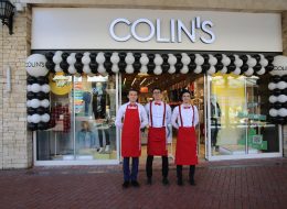 Bornova Colin's Açılış Organizasyonu bornova colins acilis organizasyonu 2 İzmir Organizasyon Bornova Colin's açılış organizasyonu, Colin's mağazaları için daha önce yapmış olduğumuz çalışmalardan yola çıkarak planlandı ve bir kez daha İzmir Organizasyon şirketimiz tarafından gerçekleştirildi. Açılış konusunda uzman ekibimiz ve kaliteli ekipmanlarımızla İzmir başta olmak üzere Türkiye'nin dört bir noktasına ulaşıyoruz. 2004 yılından bugüne dek organizasyon sektöründe hizmet veren İzmir Organizasyon firmamız süslemeden ekipman teminine, catering hizmetlerinden ajansa kadar tüm alanlarda yanı başınızdadır. Kısa bir süre önce Hilltown Avm'de açılış organizasyonunu üstlendiğimiz Colin's Mağazanın bu defa Forum Bornova'da ki şubesi için hazırlıklarımıza başlayacaktık. İzmir Organizasyon şirketimize ulaşan sorumlu ile görüşmelerimize devam ederken planlamalarımızı oluşturduk. Firmanın kurumsal renklerini yansıtan siyah ve beyaz tonlarda zincir balon süslemeler giriş bölümünde yerini alacaktı. Bistro masa, ses sistemi, popcorn arabası, showbar, karşılama hostesi ve yer vereceğimiz etkinlikler için çalışmalarımıza başlamıştık. Organizasyon tarihinden önce ekipmanlarımızı hazırladık ve organizasyonda görevli ekibimizi belirledik. Servis Elemanı ve Garson Kiralama