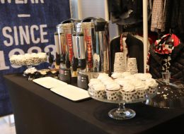 Bornova Colin's Açılış Organizasyonu bornova colins acilis organizasyonu İzmir Organizasyon Bornova Colin's açılış organizasyonu, Colin's mağazaları için daha önce yapmış olduğumuz çalışmalardan yola çıkarak planlandı ve bir kez daha İzmir Organizasyon şirketimiz tarafından gerçekleştirildi. Açılış konusunda uzman ekibimiz ve kaliteli ekipmanlarımızla İzmir başta olmak üzere Türkiye'nin dört bir noktasına ulaşıyoruz. 2004 yılından bugüne dek organizasyon sektöründe hizmet veren İzmir Organizasyon firmamız süslemeden ekipman teminine, catering hizmetlerinden ajansa kadar tüm alanlarda yanı başınızdadır. Kısa bir süre önce Hilltown Avm'de açılış organizasyonunu üstlendiğimiz Colin's Mağazanın bu defa Forum Bornova'da ki şubesi için hazırlıklarımıza başlayacaktık. İzmir Organizasyon şirketimize ulaşan sorumlu ile görüşmelerimize devam ederken planlamalarımızı oluşturduk. Firmanın kurumsal renklerini yansıtan siyah ve beyaz tonlarda zincir balon süslemeler giriş bölümünde yerini alacaktı. Bistro masa, ses sistemi, popcorn arabası, showbar, karşılama hostesi ve yer vereceğimiz etkinlikler için çalışmalarımıza başlamıştık. Organizasyon tarihinden önce ekipmanlarımızı hazırladık ve organizasyonda görevli ekibimizi belirledik. Açılış Organizasyonu