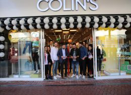 Bornova Colin's Açılış Organizasyonu bornova colins acilis organizasyonu 4 İzmir Organizasyon Bornova Colin's açılış organizasyonu, Colin's mağazaları için daha önce yapmış olduğumuz çalışmalardan yola çıkarak planlandı ve bir kez daha İzmir Organizasyon şirketimiz tarafından gerçekleştirildi. Açılış konusunda uzman ekibimiz ve kaliteli ekipmanlarımızla İzmir başta olmak üzere Türkiye'nin dört bir noktasına ulaşıyoruz. 2004 yılından bugüne dek organizasyon sektöründe hizmet veren İzmir Organizasyon firmamız süslemeden ekipman teminine, catering hizmetlerinden ajansa kadar tüm alanlarda yanı başınızdadır. Kısa bir süre önce Hilltown Avm'de açılış organizasyonunu üstlendiğimiz Colin's Mağazanın bu defa Forum Bornova'da ki şubesi için hazırlıklarımıza başlayacaktık. İzmir Organizasyon şirketimize ulaşan sorumlu ile görüşmelerimize devam ederken planlamalarımızı oluşturduk. Firmanın kurumsal renklerini yansıtan siyah ve beyaz tonlarda zincir balon süslemeler giriş bölümünde yerini alacaktı. Bistro masa, ses sistemi, popcorn arabası, showbar, karşılama hostesi ve yer vereceğimiz etkinlikler için çalışmalarımıza başlamıştık. Organizasyon tarihinden önce ekipmanlarımızı hazırladık ve organizasyonda görevli ekibimizi belirledik. Açılış Organizasyonu