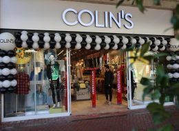 Bornova Colin's Açılış Organizasyonu bornova colins acilis organizasyonu 6 İzmir Organizasyon Bornova Colin's açılış organizasyonu, Colin's mağazaları için daha önce yapmış olduğumuz çalışmalardan yola çıkarak planlandı ve bir kez daha İzmir Organizasyon şirketimiz tarafından gerçekleştirildi. Açılış konusunda uzman ekibimiz ve kaliteli ekipmanlarımızla İzmir başta olmak üzere Türkiye'nin dört bir noktasına ulaşıyoruz. 2004 yılından bugüne dek organizasyon sektöründe hizmet veren İzmir Organizasyon firmamız süslemeden ekipman teminine, catering hizmetlerinden ajansa kadar tüm alanlarda yanı başınızdadır. Kısa bir süre önce Hilltown Avm'de açılış organizasyonunu üstlendiğimiz Colin's Mağazanın bu defa Forum Bornova'da ki şubesi için hazırlıklarımıza başlayacaktık. İzmir Organizasyon şirketimize ulaşan sorumlu ile görüşmelerimize devam ederken planlamalarımızı oluşturduk. Firmanın kurumsal renklerini yansıtan siyah ve beyaz tonlarda zincir balon süslemeler giriş bölümünde yerini alacaktı. Bistro masa, ses sistemi, popcorn arabası, showbar, karşılama hostesi ve yer vereceğimiz etkinlikler için çalışmalarımıza başlamıştık. Organizasyon tarihinden önce ekipmanlarımızı hazırladık ve organizasyonda görevli ekibimizi belirledik. Açılış Organizasyonu Balon Süsleme