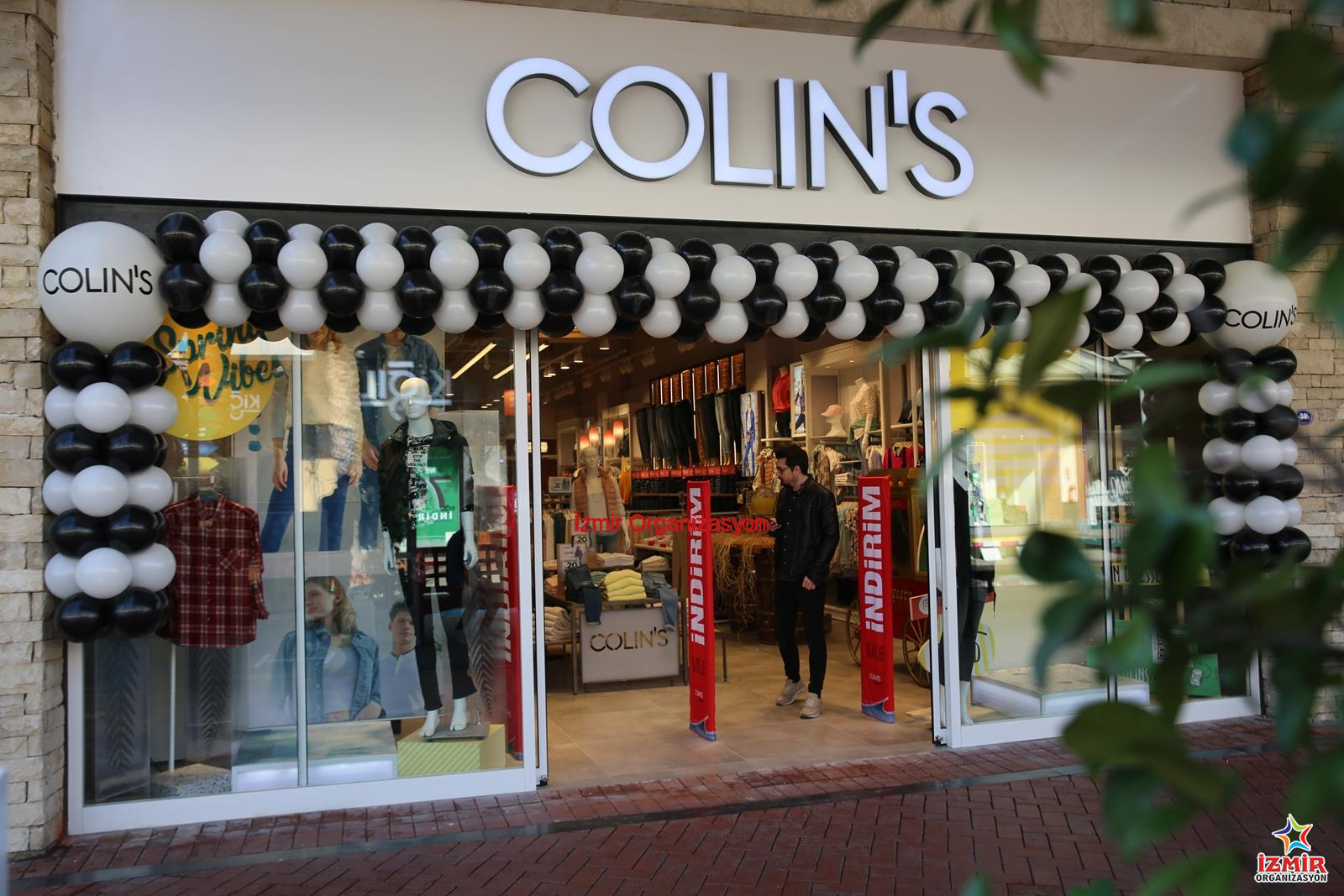 Zincir Balon Süsleme bornova colins acilis organizasyonu 6 İzmir Organizasyon İş yerinizin açılışında veya kampanya dönemlerinde tüm gözleri üzerinize çekin! Kurumsal renklerinizle uyumlu, güneşe ve rüzgara dayanıklı profesyonel zincir balon süsleme hizmeti. Kapı takı (ark), sütun balon, bina cephesi veya cadde boyu süslemelerle; markanızın görünürlüğünü İzmir Organizasyon kalitesiyle maksimuma çıkarın. Açılış Organizasyonu Balon Süsleme