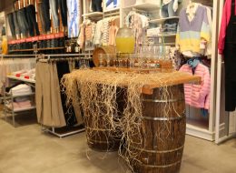 Bornova Colin's Açılış Organizasyonu bornova colins acilis organizasyonu 7 İzmir Organizasyon Bornova Colin's açılış organizasyonu, Colin's mağazaları için daha önce yapmış olduğumuz çalışmalardan yola çıkarak planlandı ve bir kez daha İzmir Organizasyon şirketimiz tarafından gerçekleştirildi. Açılış konusunda uzman ekibimiz ve kaliteli ekipmanlarımızla İzmir başta olmak üzere Türkiye'nin dört bir noktasına ulaşıyoruz. 2004 yılından bugüne dek organizasyon sektöründe hizmet veren İzmir Organizasyon firmamız süslemeden ekipman teminine, catering hizmetlerinden ajansa kadar tüm alanlarda yanı başınızdadır. Kısa bir süre önce Hilltown Avm'de açılış organizasyonunu üstlendiğimiz Colin's Mağazanın bu defa Forum Bornova'da ki şubesi için hazırlıklarımıza başlayacaktık. İzmir Organizasyon şirketimize ulaşan sorumlu ile görüşmelerimize devam ederken planlamalarımızı oluşturduk. Firmanın kurumsal renklerini yansıtan siyah ve beyaz tonlarda zincir balon süslemeler giriş bölümünde yerini alacaktı. Bistro masa, ses sistemi, popcorn arabası, showbar, karşılama hostesi ve yer vereceğimiz etkinlikler için çalışmalarımıza başlamıştık. Organizasyon tarihinden önce ekipmanlarımızı hazırladık ve organizasyonda görevli ekibimizi belirledik. Limonata Bar Kurulumu