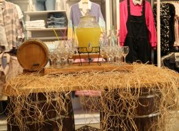 Bornova Colin's Açılış Organizasyonu bornova colins acilis organizasyonu 8 İzmir Organizasyon Bornova Colin's açılış organizasyonu, Colin's mağazaları için daha önce yapmış olduğumuz çalışmalardan yola çıkarak planlandı ve bir kez daha İzmir Organizasyon şirketimiz tarafından gerçekleştirildi. Açılış konusunda uzman ekibimiz ve kaliteli ekipmanlarımızla İzmir başta olmak üzere Türkiye'nin dört bir noktasına ulaşıyoruz. 2004 yılından bugüne dek organizasyon sektöründe hizmet veren İzmir Organizasyon firmamız süslemeden ekipman teminine, catering hizmetlerinden ajansa kadar tüm alanlarda yanı başınızdadır. Kısa bir süre önce Hilltown Avm'de açılış organizasyonunu üstlendiğimiz Colin's Mağazanın bu defa Forum Bornova'da ki şubesi için hazırlıklarımıza başlayacaktık. İzmir Organizasyon şirketimize ulaşan sorumlu ile görüşmelerimize devam ederken planlamalarımızı oluşturduk. Firmanın kurumsal renklerini yansıtan siyah ve beyaz tonlarda zincir balon süslemeler giriş bölümünde yerini alacaktı. Bistro masa, ses sistemi, popcorn arabası, showbar, karşılama hostesi ve yer vereceğimiz etkinlikler için çalışmalarımıza başlamıştık. Organizasyon tarihinden önce ekipmanlarımızı hazırladık ve organizasyonda görevli ekibimizi belirledik. Showbar Kurulumu