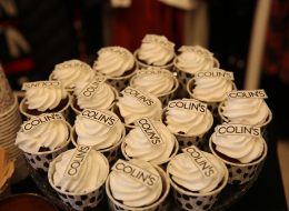 Bornova Colin's Açılış Organizasyonu bornova colins acilis organizasyonu 9 İzmir Organizasyon Bornova Colin's açılış organizasyonu, Colin's mağazaları için daha önce yapmış olduğumuz çalışmalardan yola çıkarak planlandı ve bir kez daha İzmir Organizasyon şirketimiz tarafından gerçekleştirildi. Açılış konusunda uzman ekibimiz ve kaliteli ekipmanlarımızla İzmir başta olmak üzere Türkiye'nin dört bir noktasına ulaşıyoruz. 2004 yılından bugüne dek organizasyon sektöründe hizmet veren İzmir Organizasyon firmamız süslemeden ekipman teminine, catering hizmetlerinden ajansa kadar tüm alanlarda yanı başınızdadır. Kısa bir süre önce Hilltown Avm'de açılış organizasyonunu üstlendiğimiz Colin's Mağazanın bu defa Forum Bornova'da ki şubesi için hazırlıklarımıza başlayacaktık. İzmir Organizasyon şirketimize ulaşan sorumlu ile görüşmelerimize devam ederken planlamalarımızı oluşturduk. Firmanın kurumsal renklerini yansıtan siyah ve beyaz tonlarda zincir balon süslemeler giriş bölümünde yerini alacaktı. Bistro masa, ses sistemi, popcorn arabası, showbar, karşılama hostesi ve yer vereceğimiz etkinlikler için çalışmalarımıza başlamıştık. Organizasyon tarihinden önce ekipmanlarımızı hazırladık ve organizasyonda görevli ekibimizi belirledik. Kokteyl İkramları