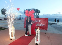 Bostanlı Evlilik Teklifi Organizasyonu bostanli evlilik teklifi organizasyonu 12 İzmir Organizasyon Mucizeye paralel ve rekreatif bir evlilik teklifi organizasyonu yapmak mı istiyorsunuz? Eş adayınızla birlikte masal kıvamında kliplere sürükleneceğiniz, bir evlilik teklifi organizasyonu sizi bekliyor. Kız arkadaşınız için tamamen sürprizlerle dolu olan bu organizasyon sadece sizinler için değil etrafınızda panaromik olarak sizleri hayretler içerisinde izleyen başka gözler de olması da evlilik teklifi organizasyonuna farklılık katıyor. Size uygun olan bir takvimde gün ve saatte bu organizasyonu kusursuzca gerçekleştirebiliyoruz. Gün batımının ufuk çizgisiyle birleştiği anda Bostanlının muhteşem atmosferini kapsayan akşam saatlerini tercih edebilirsiniz. Buna ilave olarak akşam saatlerini de öneriyor olacağız. Uzaktan kumanda ile hareketlenen yer volkanları ile çok enerjik bir görüntü elde edilmesine olanak sağlayacaktır. Evlilik teklifi organizasyonunu konuşlandırdığımız bölge, tüm Karşıyaka kıyı şeridinde denize dik uzanan tek alan üzerinde olmasıdır. Önerilen alan ağaçlıklı yapay bir tepe üzerinden başlayıp denize kadar uzanan bir dizi ahşap platformdan oluşuyor olması. Yüzey formundaki renk ve akıcılık, evlilik teklifi organize ettiğimiz çiftimizi deniz ile daha yakın bir ilişki kurmaları bakımından eşsiz bir manzara oluşturuyor. Bostanlı Evlilik Teklifi Organizasyonu