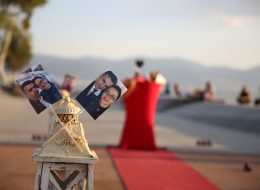 Bostanlı Evlilik Teklifi Organizasyonu bostanli evlilik teklifi organizasyonu 14 İzmir Organizasyon Mucizeye paralel ve rekreatif bir evlilik teklifi organizasyonu yapmak mı istiyorsunuz? Eş adayınızla birlikte masal kıvamında kliplere sürükleneceğiniz, bir evlilik teklifi organizasyonu sizi bekliyor. Kız arkadaşınız için tamamen sürprizlerle dolu olan bu organizasyon sadece sizinler için değil etrafınızda panaromik olarak sizleri hayretler içerisinde izleyen başka gözler de olması da evlilik teklifi organizasyonuna farklılık katıyor. Size uygun olan bir takvimde gün ve saatte bu organizasyonu kusursuzca gerçekleştirebiliyoruz. Gün batımının ufuk çizgisiyle birleştiği anda Bostanlının muhteşem atmosferini kapsayan akşam saatlerini tercih edebilirsiniz. Buna ilave olarak akşam saatlerini de öneriyor olacağız. Uzaktan kumanda ile hareketlenen yer volkanları ile çok enerjik bir görüntü elde edilmesine olanak sağlayacaktır. Evlilik teklifi organizasyonunu konuşlandırdığımız bölge, tüm Karşıyaka kıyı şeridinde denize dik uzanan tek alan üzerinde olmasıdır. Önerilen alan ağaçlıklı yapay bir tepe üzerinden başlayıp denize kadar uzanan bir dizi ahşap platformdan oluşuyor olması. Yüzey formundaki renk ve akıcılık, evlilik teklifi organize ettiğimiz çiftimizi deniz ile daha yakın bir ilişki kurmaları bakımından eşsiz bir manzara oluşturuyor. Bostanlı Deniz Kenarında Evlilik Teklifi Organizasyonu