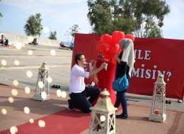 Bostanlı Evlilik Teklifi Organizasyonu bostanli evlilik teklifi organizasyonu 17 İzmir Organizasyon Mucizeye paralel ve rekreatif bir evlilik teklifi organizasyonu yapmak mı istiyorsunuz? Eş adayınızla birlikte masal kıvamında kliplere sürükleneceğiniz, bir evlilik teklifi organizasyonu sizi bekliyor. Kız arkadaşınız için tamamen sürprizlerle dolu olan bu organizasyon sadece sizinler için değil etrafınızda panaromik olarak sizleri hayretler içerisinde izleyen başka gözler de olması da evlilik teklifi organizasyonuna farklılık katıyor. Size uygun olan bir takvimde gün ve saatte bu organizasyonu kusursuzca gerçekleştirebiliyoruz. Gün batımının ufuk çizgisiyle birleştiği anda Bostanlının muhteşem atmosferini kapsayan akşam saatlerini tercih edebilirsiniz. Buna ilave olarak akşam saatlerini de öneriyor olacağız. Uzaktan kumanda ile hareketlenen yer volkanları ile çok enerjik bir görüntü elde edilmesine olanak sağlayacaktır. Evlilik teklifi organizasyonunu konuşlandırdığımız bölge, tüm Karşıyaka kıyı şeridinde denize dik uzanan tek alan üzerinde olmasıdır. Önerilen alan ağaçlıklı yapay bir tepe üzerinden başlayıp denize kadar uzanan bir dizi ahşap platformdan oluşuyor olması. Yüzey formundaki renk ve akıcılık, evlilik teklifi organize ettiğimiz çiftimizi deniz ile daha yakın bir ilişki kurmaları bakımından eşsiz bir manzara oluşturuyor. Bostanlı Evlenme Teklifi Organizasyonu