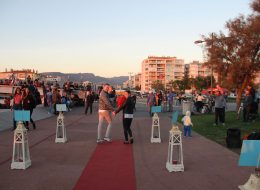 Bostanlı Evlilik Teklifi Organizasyonu bostanli evlilik teklifi organizasyonu 23 İzmir Organizasyon Mucizeye paralel ve rekreatif bir evlilik teklifi organizasyonu yapmak mı istiyorsunuz? Eş adayınızla birlikte masal kıvamında kliplere sürükleneceğiniz, bir evlilik teklifi organizasyonu sizi bekliyor. Kız arkadaşınız için tamamen sürprizlerle dolu olan bu organizasyon sadece sizinler için değil etrafınızda panaromik olarak sizleri hayretler içerisinde izleyen başka gözler de olması da evlilik teklifi organizasyonuna farklılık katıyor. Size uygun olan bir takvimde gün ve saatte bu organizasyonu kusursuzca gerçekleştirebiliyoruz. Gün batımının ufuk çizgisiyle birleştiği anda Bostanlının muhteşem atmosferini kapsayan akşam saatlerini tercih edebilirsiniz. Buna ilave olarak akşam saatlerini de öneriyor olacağız. Uzaktan kumanda ile hareketlenen yer volkanları ile çok enerjik bir görüntü elde edilmesine olanak sağlayacaktır. Evlilik teklifi organizasyonunu konuşlandırdığımız bölge, tüm Karşıyaka kıyı şeridinde denize dik uzanan tek alan üzerinde olmasıdır. Önerilen alan ağaçlıklı yapay bir tepe üzerinden başlayıp denize kadar uzanan bir dizi ahşap platformdan oluşuyor olması. Yüzey formundaki renk ve akıcılık, evlilik teklifi organize ettiğimiz çiftimizi deniz ile daha yakın bir ilişki kurmaları bakımından eşsiz bir manzara oluşturuyor. Deniz Kenarında Evlilik Teklifi Organizasyonu