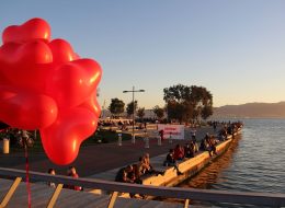 Bostanlı Evlilik Teklifi Organizasyonu bostanli evlilik teklifi organizasyonu 26 İzmir Organizasyon Mucizeye paralel ve rekreatif bir evlilik teklifi organizasyonu yapmak mı istiyorsunuz? Eş adayınızla birlikte masal kıvamında kliplere sürükleneceğiniz, bir evlilik teklifi organizasyonu sizi bekliyor. Kız arkadaşınız için tamamen sürprizlerle dolu olan bu organizasyon sadece sizinler için değil etrafınızda panaromik olarak sizleri hayretler içerisinde izleyen başka gözler de olması da evlilik teklifi organizasyonuna farklılık katıyor. Size uygun olan bir takvimde gün ve saatte bu organizasyonu kusursuzca gerçekleştirebiliyoruz. Gün batımının ufuk çizgisiyle birleştiği anda Bostanlının muhteşem atmosferini kapsayan akşam saatlerini tercih edebilirsiniz. Buna ilave olarak akşam saatlerini de öneriyor olacağız. Uzaktan kumanda ile hareketlenen yer volkanları ile çok enerjik bir görüntü elde edilmesine olanak sağlayacaktır. Evlilik teklifi organizasyonunu konuşlandırdığımız bölge, tüm Karşıyaka kıyı şeridinde denize dik uzanan tek alan üzerinde olmasıdır. Önerilen alan ağaçlıklı yapay bir tepe üzerinden başlayıp denize kadar uzanan bir dizi ahşap platformdan oluşuyor olması. Yüzey formundaki renk ve akıcılık, evlilik teklifi organize ettiğimiz çiftimizi deniz ile daha yakın bir ilişki kurmaları bakımından eşsiz bir manzara oluşturuyor. Bostanlı Evlilik Teklifi Organizasyonu