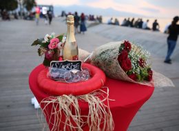 Bostanlı Evlilik Teklifi Organizasyonu bostanli evlilik teklifi organizasyonu 27 İzmir Organizasyon Mucizeye paralel ve rekreatif bir evlilik teklifi organizasyonu yapmak mı istiyorsunuz? Eş adayınızla birlikte masal kıvamında kliplere sürükleneceğiniz, bir evlilik teklifi organizasyonu sizi bekliyor. Kız arkadaşınız için tamamen sürprizlerle dolu olan bu organizasyon sadece sizinler için değil etrafınızda panaromik olarak sizleri hayretler içerisinde izleyen başka gözler de olması da evlilik teklifi organizasyonuna farklılık katıyor. Size uygun olan bir takvimde gün ve saatte bu organizasyonu kusursuzca gerçekleştirebiliyoruz. Gün batımının ufuk çizgisiyle birleştiği anda Bostanlının muhteşem atmosferini kapsayan akşam saatlerini tercih edebilirsiniz. Buna ilave olarak akşam saatlerini de öneriyor olacağız. Uzaktan kumanda ile hareketlenen yer volkanları ile çok enerjik bir görüntü elde edilmesine olanak sağlayacaktır. Evlilik teklifi organizasyonunu konuşlandırdığımız bölge, tüm Karşıyaka kıyı şeridinde denize dik uzanan tek alan üzerinde olmasıdır. Önerilen alan ağaçlıklı yapay bir tepe üzerinden başlayıp denize kadar uzanan bir dizi ahşap platformdan oluşuyor olması. Yüzey formundaki renk ve akıcılık, evlilik teklifi organize ettiğimiz çiftimizi deniz ile daha yakın bir ilişki kurmaları bakımından eşsiz bir manzara oluşturuyor. Bostanlı Evlenme Teklifi Organizasyonu