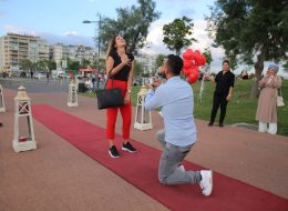 Bostanlı Evlilik Teklifi Organizasyonu bostanli evlilik teklifi organizasyonu 3 İzmir Organizasyon Mucizeye paralel ve rekreatif bir evlilik teklifi organizasyonu yapmak mı istiyorsunuz? Eş adayınızla birlikte masal kıvamında kliplere sürükleneceğiniz, bir evlilik teklifi organizasyonu sizi bekliyor. Kız arkadaşınız için tamamen sürprizlerle dolu olan bu organizasyon sadece sizinler için değil etrafınızda panaromik olarak sizleri hayretler içerisinde izleyen başka gözler de olması da evlilik teklifi organizasyonuna farklılık katıyor. Size uygun olan bir takvimde gün ve saatte bu organizasyonu kusursuzca gerçekleştirebiliyoruz. Gün batımının ufuk çizgisiyle birleştiği anda Bostanlının muhteşem atmosferini kapsayan akşam saatlerini tercih edebilirsiniz. Buna ilave olarak akşam saatlerini de öneriyor olacağız. Uzaktan kumanda ile hareketlenen yer volkanları ile çok enerjik bir görüntü elde edilmesine olanak sağlayacaktır. Evlilik teklifi organizasyonunu konuşlandırdığımız bölge, tüm Karşıyaka kıyı şeridinde denize dik uzanan tek alan üzerinde olmasıdır. Önerilen alan ağaçlıklı yapay bir tepe üzerinden başlayıp denize kadar uzanan bir dizi ahşap platformdan oluşuyor olması. Yüzey formundaki renk ve akıcılık, evlilik teklifi organize ettiğimiz çiftimizi deniz ile daha yakın bir ilişki kurmaları bakımından eşsiz bir manzara oluşturuyor. Bostanlı Evlilik Teklifi Organizasyonu