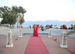 Bostanlı Evlilik Teklifi Organizasyonu bostanli evlilik teklifi organizasyonu 34 İzmir Organizasyon Mucizeye paralel ve rekreatif bir evlilik teklifi organizasyonu yapmak mı istiyorsunuz? Eş adayınızla birlikte masal kıvamında kliplere sürükleneceğiniz, bir evlilik teklifi organizasyonu sizi bekliyor. Kız arkadaşınız için tamamen sürprizlerle dolu olan bu organizasyon sadece sizinler için değil etrafınızda panaromik olarak sizleri hayretler içerisinde izleyen başka gözler de olması da evlilik teklifi organizasyonuna farklılık katıyor. Size uygun olan bir takvimde gün ve saatte bu organizasyonu kusursuzca gerçekleştirebiliyoruz. Gün batımının ufuk çizgisiyle birleştiği anda Bostanlının muhteşem atmosferini kapsayan akşam saatlerini tercih edebilirsiniz. Buna ilave olarak akşam saatlerini de öneriyor olacağız. Uzaktan kumanda ile hareketlenen yer volkanları ile çok enerjik bir görüntü elde edilmesine olanak sağlayacaktır. Evlilik teklifi organizasyonunu konuşlandırdığımız bölge, tüm Karşıyaka kıyı şeridinde denize dik uzanan tek alan üzerinde olmasıdır. Önerilen alan ağaçlıklı yapay bir tepe üzerinden başlayıp denize kadar uzanan bir dizi ahşap platformdan oluşuyor olması. Yüzey formundaki renk ve akıcılık, evlilik teklifi organize ettiğimiz çiftimizi deniz ile daha yakın bir ilişki kurmaları bakımından eşsiz bir manzara oluşturuyor. Bostanlı Evlilik Teklifi Organizasyonu