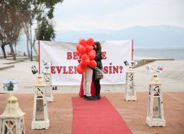 Bostanlı Evlilik Teklifi Organizasyonu bostanli evlilik teklifi organizasyonu 4 İzmir Organizasyon Mucizeye paralel ve rekreatif bir evlilik teklifi organizasyonu yapmak mı istiyorsunuz? Eş adayınızla birlikte masal kıvamında kliplere sürükleneceğiniz, bir evlilik teklifi organizasyonu sizi bekliyor. Kız arkadaşınız için tamamen sürprizlerle dolu olan bu organizasyon sadece sizinler için değil etrafınızda panaromik olarak sizleri hayretler içerisinde izleyen başka gözler de olması da evlilik teklifi organizasyonuna farklılık katıyor. Size uygun olan bir takvimde gün ve saatte bu organizasyonu kusursuzca gerçekleştirebiliyoruz. Gün batımının ufuk çizgisiyle birleştiği anda Bostanlının muhteşem atmosferini kapsayan akşam saatlerini tercih edebilirsiniz. Buna ilave olarak akşam saatlerini de öneriyor olacağız. Uzaktan kumanda ile hareketlenen yer volkanları ile çok enerjik bir görüntü elde edilmesine olanak sağlayacaktır. Evlilik teklifi organizasyonunu konuşlandırdığımız bölge, tüm Karşıyaka kıyı şeridinde denize dik uzanan tek alan üzerinde olmasıdır. Önerilen alan ağaçlıklı yapay bir tepe üzerinden başlayıp denize kadar uzanan bir dizi ahşap platformdan oluşuyor olması. Yüzey formundaki renk ve akıcılık, evlilik teklifi organize ettiğimiz çiftimizi deniz ile daha yakın bir ilişki kurmaları bakımından eşsiz bir manzara oluşturuyor. Bostanlı Evlilik Teklifi Organizasyonu