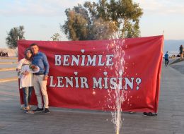 Bostanlı Evlilik Teklifi Organizasyonu bostanli evlilik teklifi organizasyonu 6 İzmir Organizasyon Mucizeye paralel ve rekreatif bir evlilik teklifi organizasyonu yapmak mı istiyorsunuz? Eş adayınızla birlikte masal kıvamında kliplere sürükleneceğiniz, bir evlilik teklifi organizasyonu sizi bekliyor. Kız arkadaşınız için tamamen sürprizlerle dolu olan bu organizasyon sadece sizinler için değil etrafınızda panaromik olarak sizleri hayretler içerisinde izleyen başka gözler de olması da evlilik teklifi organizasyonuna farklılık katıyor. Size uygun olan bir takvimde gün ve saatte bu organizasyonu kusursuzca gerçekleştirebiliyoruz. Gün batımının ufuk çizgisiyle birleştiği anda Bostanlının muhteşem atmosferini kapsayan akşam saatlerini tercih edebilirsiniz. Buna ilave olarak akşam saatlerini de öneriyor olacağız. Uzaktan kumanda ile hareketlenen yer volkanları ile çok enerjik bir görüntü elde edilmesine olanak sağlayacaktır. Evlilik teklifi organizasyonunu konuşlandırdığımız bölge, tüm Karşıyaka kıyı şeridinde denize dik uzanan tek alan üzerinde olmasıdır. Önerilen alan ağaçlıklı yapay bir tepe üzerinden başlayıp denize kadar uzanan bir dizi ahşap platformdan oluşuyor olması. Yüzey formundaki renk ve akıcılık, evlilik teklifi organize ettiğimiz çiftimizi deniz ile daha yakın bir ilişki kurmaları bakımından eşsiz bir manzara oluşturuyor. Bostanlı Evlilik Teklifi Organizasyonu